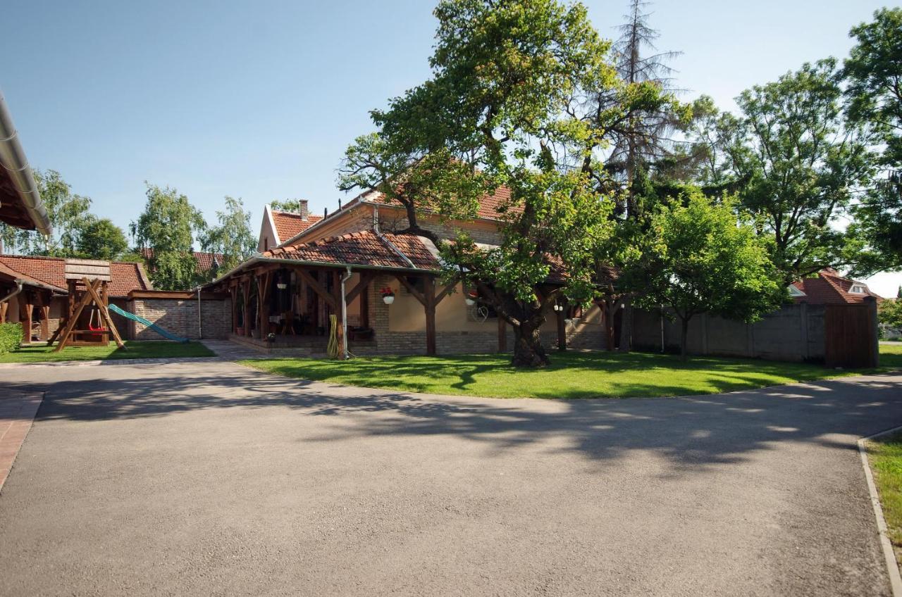Villa Rusztika ยูลา ภายนอก รูปภาพ